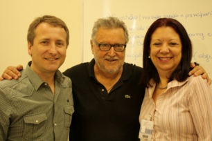 Rafael Alberto Pérez con la profesora Cleusa Scroferneker Directora de la carrera en la PUC de Porto Alegre y el Profesor Rudimar Baldissera, Director en la Universidad Federal de Río Grande do Sul