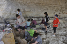 Los investigadores, durante la última campaña de excavación en el yacimiento de Barranco León, en Orce (Granada). Fuente: UGR.