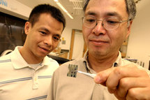 Los profesores Liu y Yang mostrando su tecnología. Foto: Universidad de Chicago