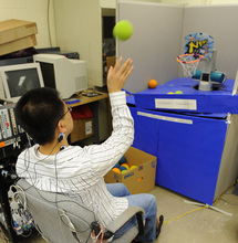 Momento de la prueba, con un estudiante voluntario de la Universidad Vanderbilt. Fuente: Universidad Vanderbilt.