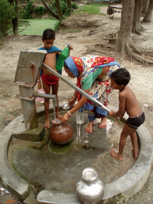 Extracción de agua para consumo humano en una comunidad africana. Foto: Ecofield.