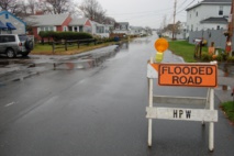 Si el agua subterránea de zonas costeras asciende como consecuencia del aumento del nivel del mar, habrá más cierres de las carreteras (Foto: Rebecca Zeiber/N.H. Sea Grant, UNH)