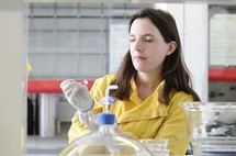 Molly Stevens trabajando en su laboratorio. Fuente: Imperial College London.