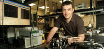 Gerard Wysocki, profesor asistente de ingeniería eléctrica en Princeton y uno de los responsables del nuevo sensor. Imagen: Universidad de Princeton.