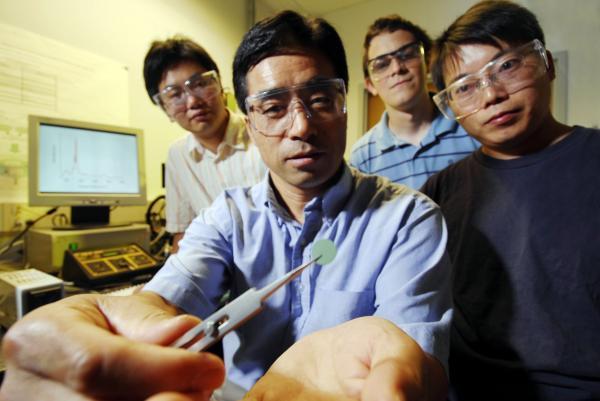 Parte del equipo de trabajo conducido por Meilin Liu (centro), responsable del descubrimiento del nuevo material. Foto: Georgia Institute of Technology.