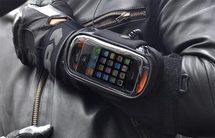 iPhone sujetado al brazo con el kit iBike Rider. Fuente: SoEasyGPS.