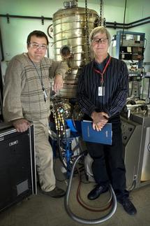 Vyacheslav Solovyov (izquierda) y Harold Wiesmann (derecha), responsables de la investigación. Imagen: Brookhaven National Laboratory.