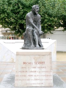 Monumento a Servet en la plaza del Ayuntamiento de Annemasse (Francia). La inscripción bajo la escultura dice: a Miguel Servet, apóstol de las libres creencias. Fuente: Wikimedia Commons.