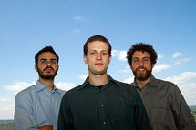 De izquierda a derecha: David Rand, Amitai Shenhav y Joshua Greene, los tres autores del estudio. Foto: Jon Chase. Fuente: Universidad de Harvard.