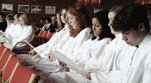 Ceremonia de confirmación en una iglesia noruega. Fuente: Wikimedia Commons.