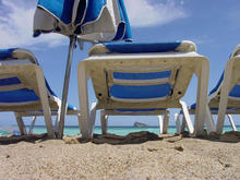 Fotografía de una tumbona en la playa. Fuente: Benidorm.