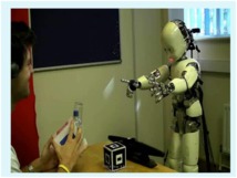 El robot conversa y aprende. PLOS