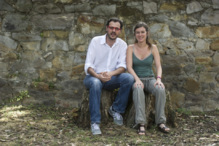 Leire Urkidi con David Hoyos, compañero de Ekopol, en el campus de Sarriko de la UPV/EHU. Ambos trabajan en el proyecto BioRes. Fuente: BasqueResearch.