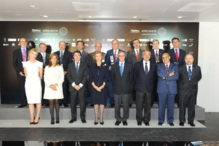 Los nueve premiados de la segunda edición española de los Telefónica Ability Awards (fila superior), junto a la fundadora de los premios, Caroline Casey, la ministra de Sanidad, Ana Mato, el Presidente de la Comunidad de Madrid, Ignacio González, Su Majestad la Reina, el presidente de Telefónica, César Alierta, el secretario de Estado de Telecomunicaciones, Víctor Calvo Sotelo, el secretario general técnico de Presidencia de Telefónica, Luis Abril, y el presidente de Cermi, Luis Cayo. Fuente: Telefónica.