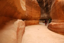 El acueducto excavado en la roca para canalizar el agua. Fuente: Wikimedia Commons.