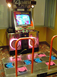 Máquina del Dance Dance Revolution. Imagen: Poiuyt Man. Fuente: Wikimedia Commons.