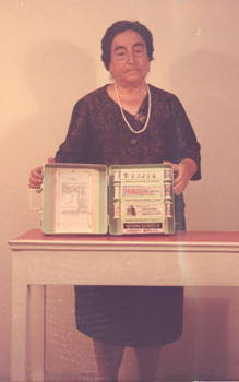 Ángela Ruiz Robles con su Enciclopedia Mecánica. Imagen: Familia Ruiz Robles. Fuente: Wikipedia.