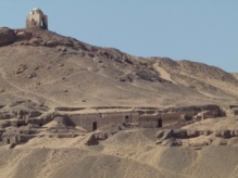 Vista de las puertas de varias tumbas en la necrópolis de Qubbet el-Haw. Fuente: UGR.