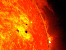 Los dos puntos inferiores son dos nuevas manchas solares cuyo tamaño es el de seis veces el diámetro de la Tierra. Fuente: NASA/SDO/AIA/HMI/Goddard Space Flight Center.