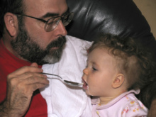 Un padre da de comer a su bebé. Imagen: anitapatterson. Fuente: MorgueFile.