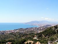 Málaga es la ciudad preferida por los británicos para volar. Imagen: Vista de la Bahía de Málaga. Al fondo, la Sierra de Mijas. Fuente: Wikimedia Commons.