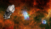 Herschel (izquierda), con la región de formación de estrellas Vela C al fondo. Fuente: ESA/PACS & SPIRE Consortia, T. Hill, F. Motte, Laboratoire AIM Paris-Saclay, CEA/IRFU – CNRS/INSU – Uni. Paris Diderot, HOBYS Key Programme Consortium.