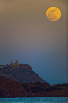 La Luna llena en su perigeo. Imagen: Anthony Ayiomamitis. Fuente: NASA.