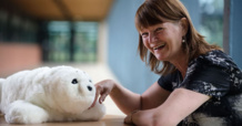 La profesora Glenda Cook con el robot-mascota PARO. Fuente: Universidad de Northumbria.