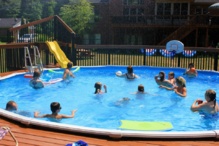 Niños bañándose en una piscina privada. Imagen:  LuAnn Snawder Photography. Fuente: Flickr.