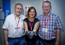 De izda. a dcha.: Gerhard Schwehm (ex director de la misión Rosetta), Emily Baldwin (periodista) y Fred Jansen (director de la misión Rosetta). Imagen: G.Schoonewille. Fuente: ESA.