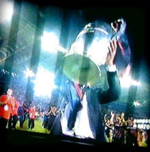 Guardiola alzando la Copa de Europa de 2009. Imagen: quimpg. Fuente: Flickr.