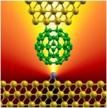  Representación artística de la conexión eléctrica entre una molécula de carbono (con forma de pelota de fútbol) y un átomo metálico (partícula gris). Fuente. UPV-EHU.