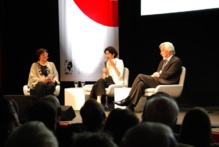 De izquierda a derecha, la periodista Dominique Leglu, la física Fabiola Gianotti y Rolf-Dieter Heuer, director general del CERN. Fuente: Sinc.