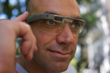 El empresario Loïc Le Meur maneja las Google Glass. Imagen: Loïc Le Meur. Fuente: Flickr.