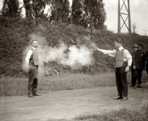 Prueba de un chaleco antibalas en Washington, en 1923. El test realizado por los científicos de la Universidad de Massachusetts-Amherst poco tuvo que ver con este: se hizo en miniatura, a tamaño nanométrico. Imagen:  National Photo Company Collection de la Biblioteca del Congreso. Fuente: Wikipedia.