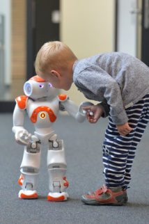 Un niño con un robot Nao. Fuente: Universidad de Bielefeld. 