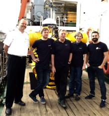 Eugenio Fraile (derecha) junto al capitán del Poseidon y el equipo del submarino JAGO. Fuente: IEO.