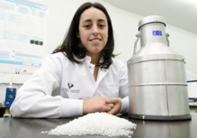 Un reactor cónico de lecho en surtidor, dentro de un horno. Imagen: I. Barbarias. Fuente: UPV-EHU.