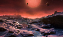 Ilustración de la estrella enana ultrafría Trappist-1 desde la superficie de uno de sus planetas. Los otros dos se ven a lo lejos. Imagen: M. Kornmesser. Fuente: ESO.