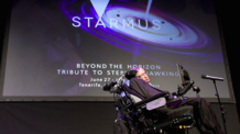 Hawking, durante su conferencia 'Breve historia de mi vida', en el Festival Starmus. Fuente: Sinc.