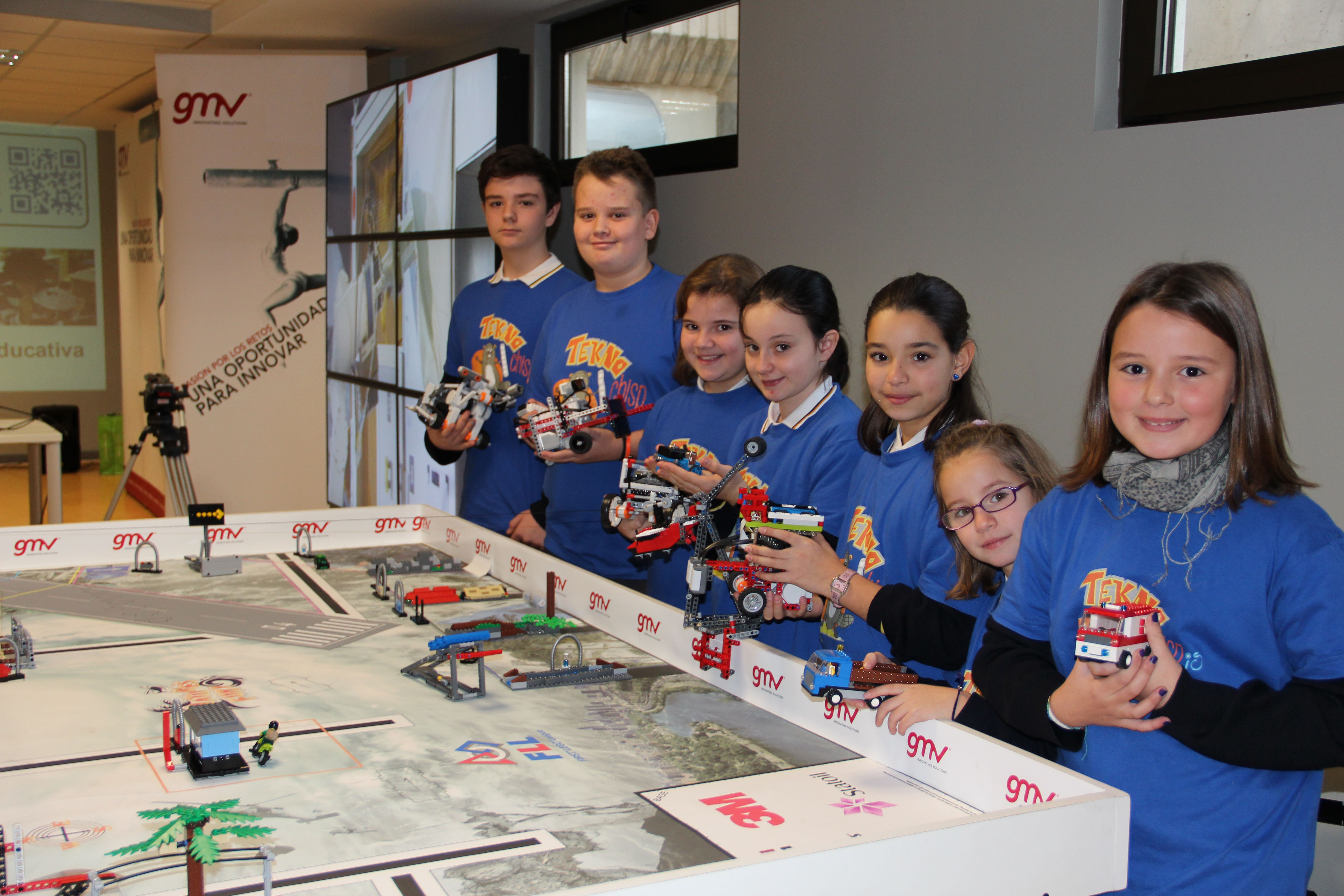 Niños participantes en la jornada, con robots creados por ellos. Fuente: GMV.