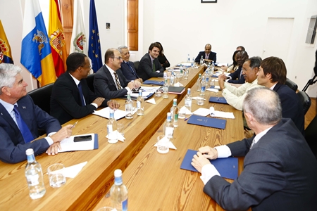 Firma del acuerdo de la Red de Ciudades de África Occidental. Fuente: Ayuntamiento de Las Palmas.