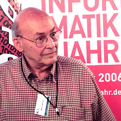 Marvin Minsky en la conferencia sobre inteligencia artificial relalizada en la ciudad de Bremen en 2006. Imagen: Flickr contributor Steamtalks.