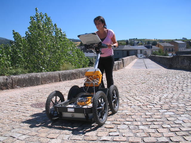 Mercedes Solla analiza el puente de A Cigarrosa (Ourense). Fuente: Grupo de Geotecnologías Aplicadas (UVigo).