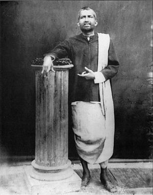 Ramakrishna en una fotografía de estudio tomada en Calcuta el 10 de diciembre de 1881. Fuente: Wikipedia.