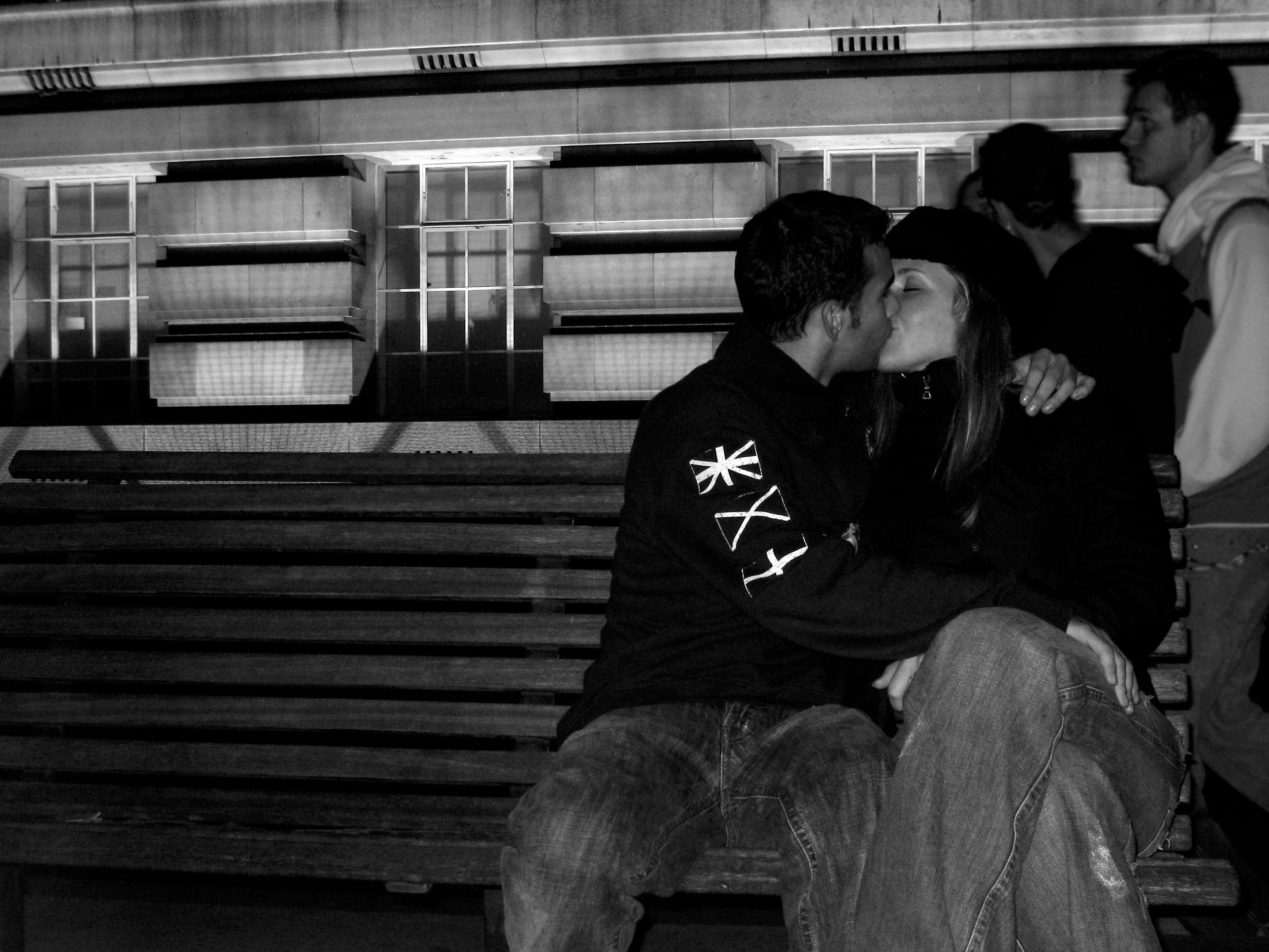 Beso en el metro de Londres. Imagen: val-j. Fuente: FreeImages.