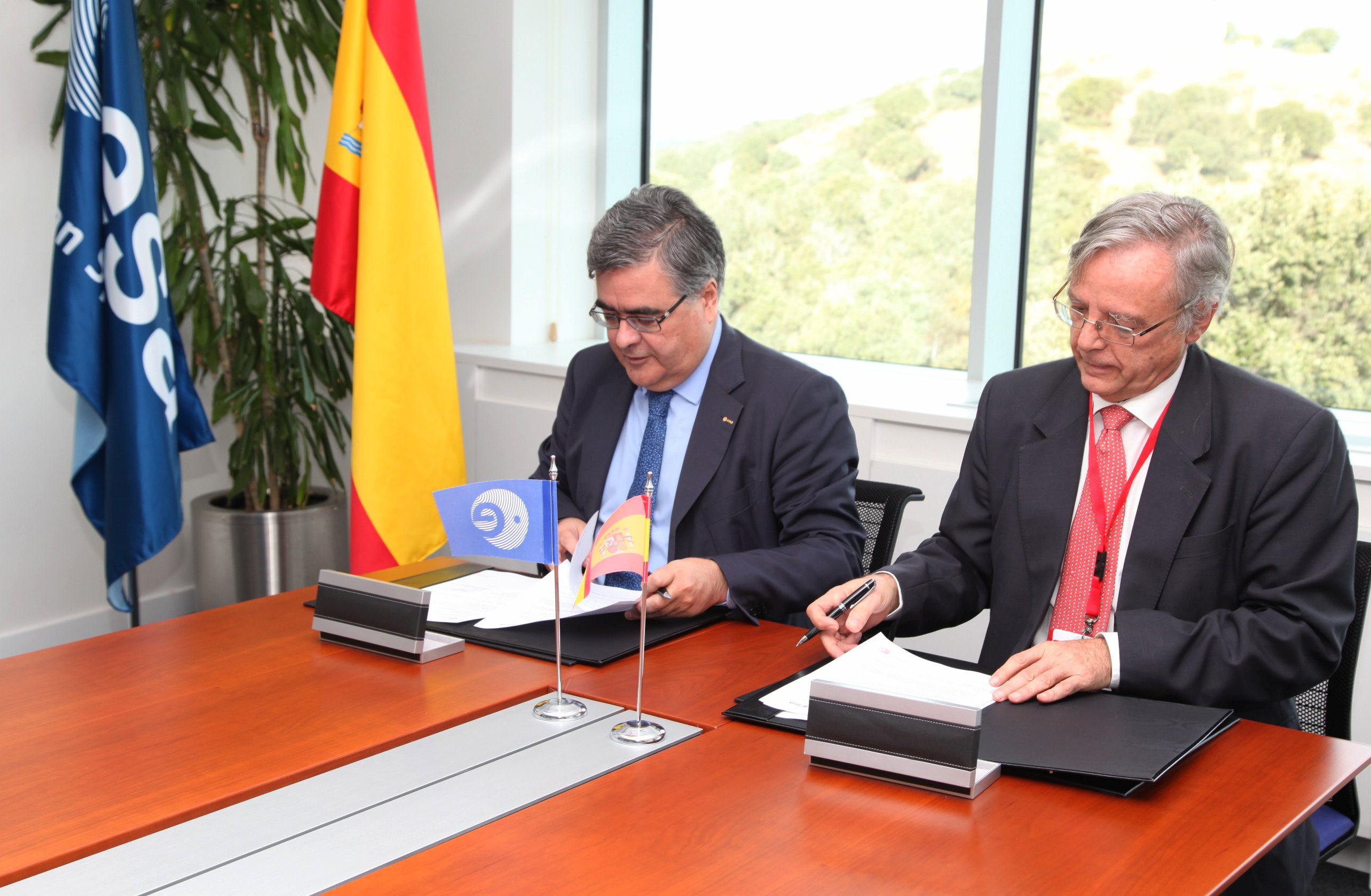 Firma del acuerdo en ESAC: de izquierda a derecha, Álvaro Giménez, director de ESAC, y Daniel Peña Sánchez de Rivera, rector de la UC3M. Fuente: ESA.