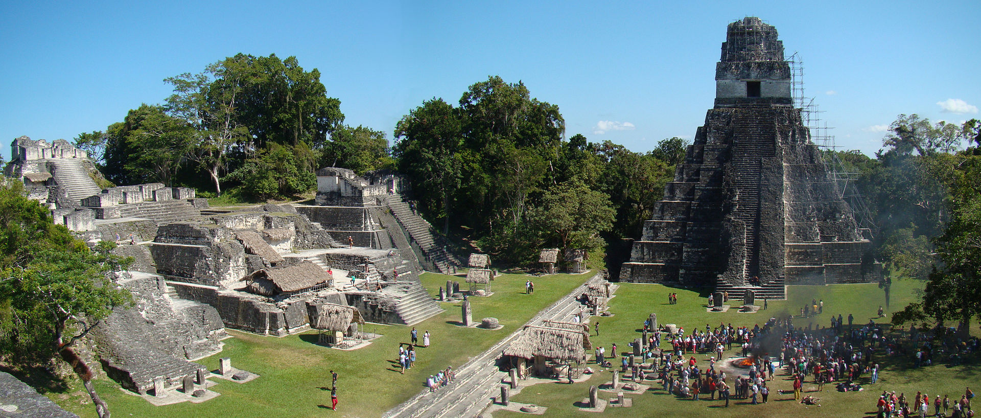 La Gran Plaza, con el Templo del Gran Jaguar (a la derecha) y la Acrópolis Norte (a la izquierda). Imagen: Bjørn Christian Tørrissen. Fuente: Wikipedia.