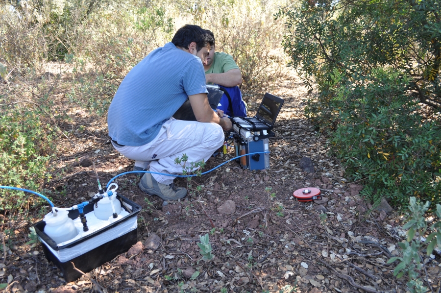 Dos científicos de la Universidad de Córdoba toman muestras en Sierra Morena. Fuente: UCO.