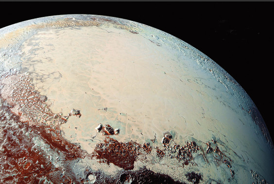 En el brillante ‘corazón’ de Plutón se encuentra Sputnik Planum, un mar de nitrógeno congelado que puede albergar icebergs de agua helada. Imagen: S.A. Stern et al. Fuente: NASA.